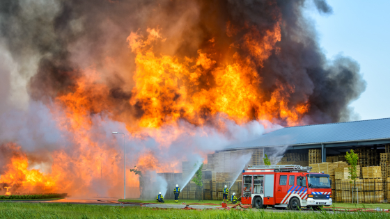 Brandweer blust een brand