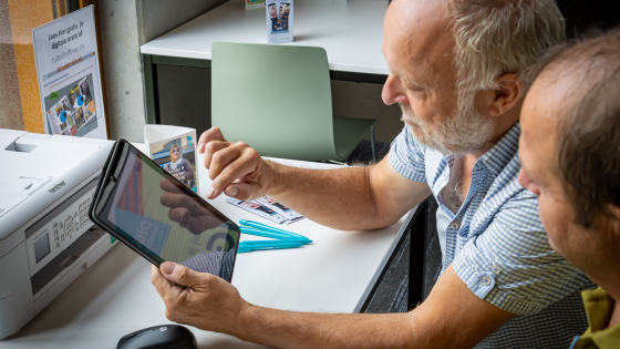 Digihulp in het digipunt in bibliotheek Bibox
