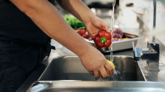 Groenten wassen in keuken