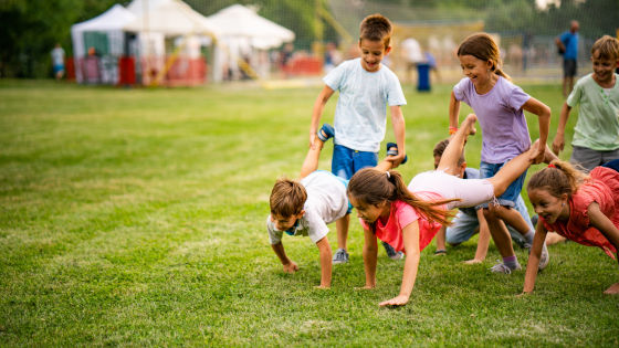Kinderen spelen samen in het park