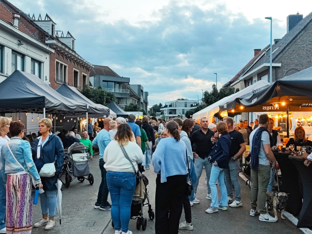 Avondmark in de Baron van der Bruggenlaan