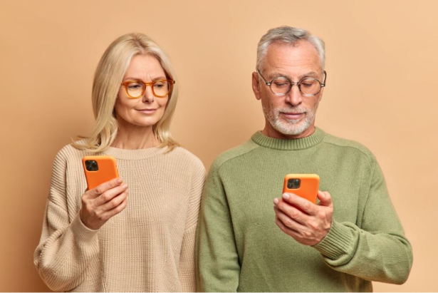 2 Senioren met een smartphone